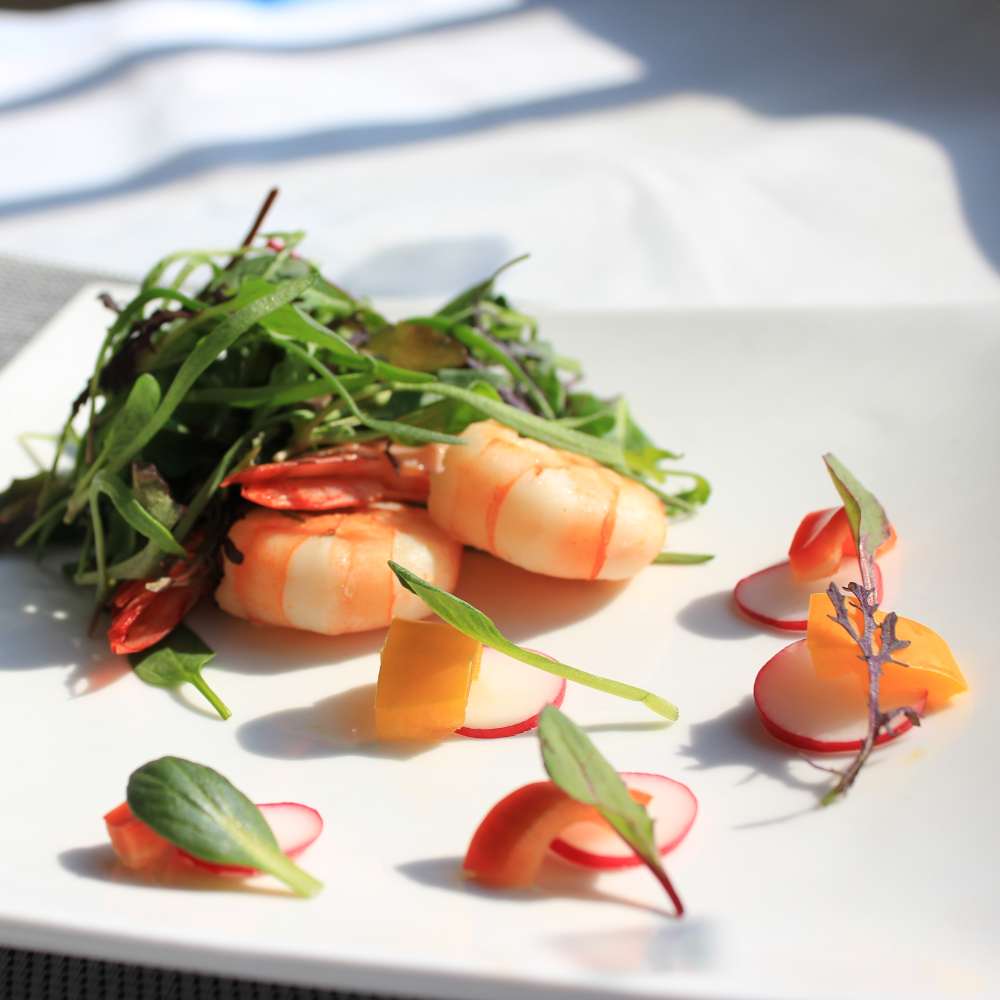 海老とマイクロリーフのカクテル